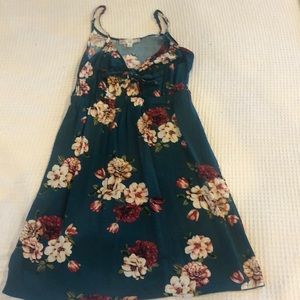 Cute sun dress with key hole in front!